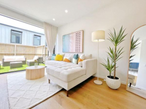 Tranquil Townhouse 2BR & 1 Study with Free Parking & Backyard